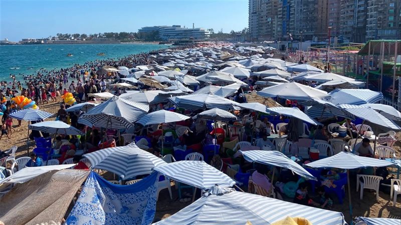 زحام على شواطئ الاسكندرية