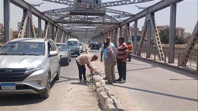استجابة فورية لإصلاح تلفيات كوبري كفر الجزار ببنها بعد تداول صور الحادث 