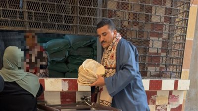 متنكرًا في جلباب وشال، مدير الرقابة التموينية يضبط مخالفات في مخابز كفر الدوار