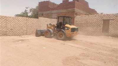 حملات مكثفة لفتح الشوارع ورفع المخلفات بواحة باريس بالوادي الجديد