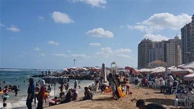 إقبال كبير على شواطئ الإسكندرية (صور) 