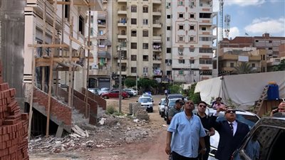 بعد سقوط جزء من عقار، محافظ الدقهلية يتفقد شوارع طلخا ويوجه بإزالة التجاوزات (صور)