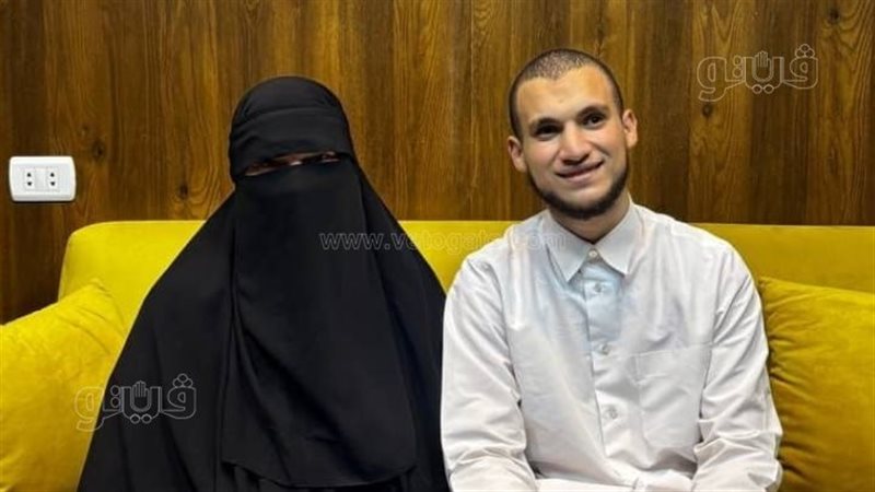 حازم مصطفى ووالدته،