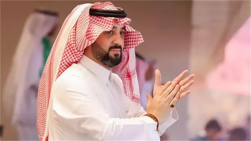 خالد العيسى يعلن استقالته من رئاسة الأهلي السعودي 