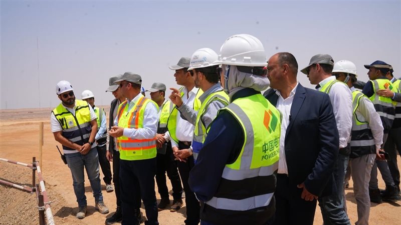 جولة وزير العمل داخل