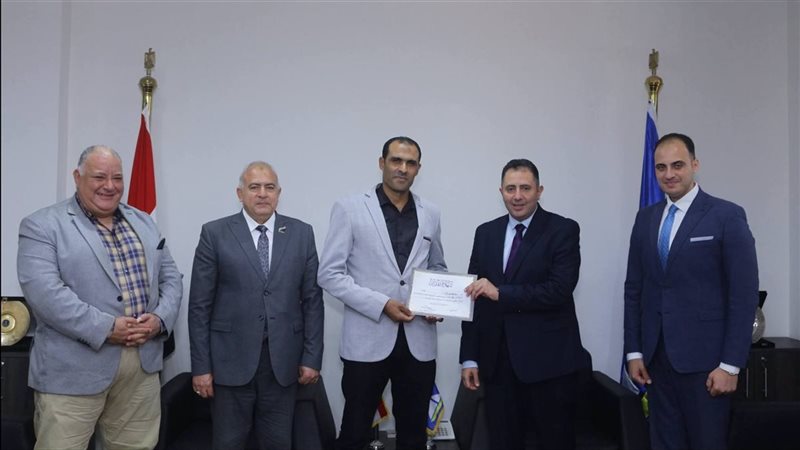 المحافظ يكريم قيادات