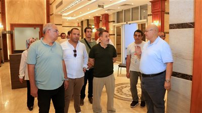 في أول يوم من توليه رئاسة البيت الفني للمسرح، إيهاب فهمي يتفقد مسرح مصر تمهيدًا لافتتاحه