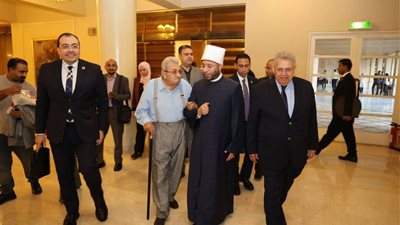 الأزهري يشيد بمسيرة الفنان فاروق فلوكس ويؤكد: 
