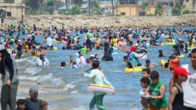 عقب إغلاقه 3 أيام بسبب الأمواج، شاطئ بورفؤاد كامل العدد في أول أيام إعادة فتحه 