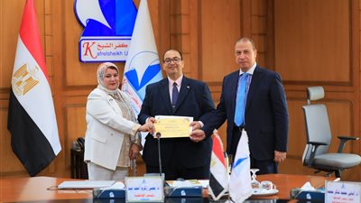 جامعة كفر الشيخ تكرم الكليات الفائزة بجائزة 