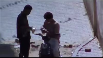 منكر عيني عينك، شابان يتناولان 