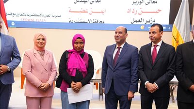 حسن رداد ومحافظ الإسكندرية يسلمان عقود عمل ويكرمان أوائل التدريب المهني 