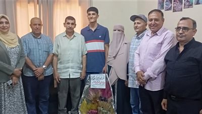 مدير تعليم فاقوس يزور الأول على الجمهورية في الثانوية العامة