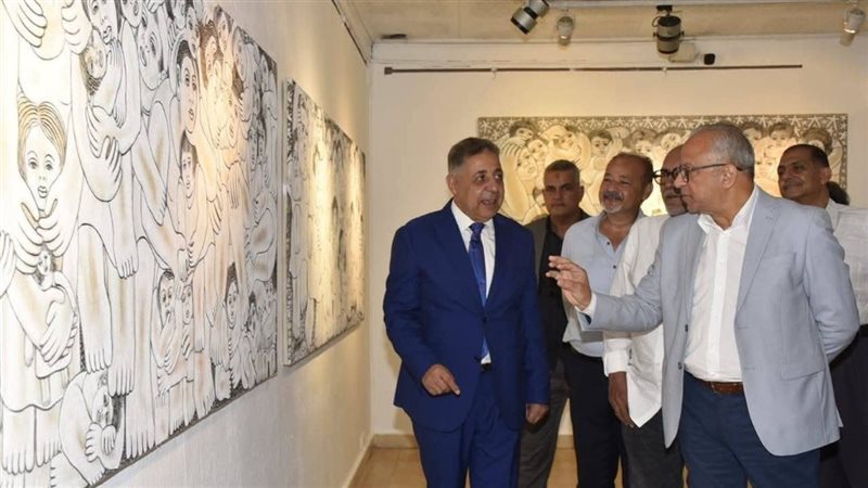 معرض جذور بلا أوراق،