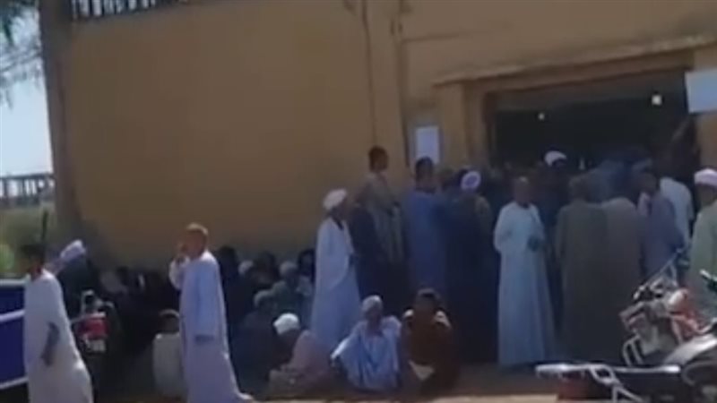 الأهالي في انتظار