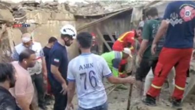 لحظة إنقاذ مصابين والبحث عن عالقين تحت الأنقاض في استهداف أمريكي لمنطقة سكنية بجزيرة قشم (فيديو)