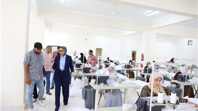 استعدادًا لموسم حصاد التمور، محافظ الوادي الجديد تتفقد بدء التشغيل التجريبي لمصنع إنتاج شكائر الزماط