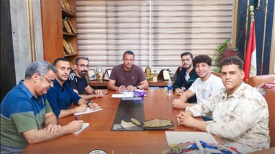 رئيس جامعة المنصورة الأهلية يكرم المتفوقين رياضيًا ويهديهم منحًا دراسية 