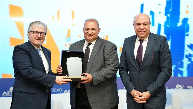 وزير الطيران يكرم