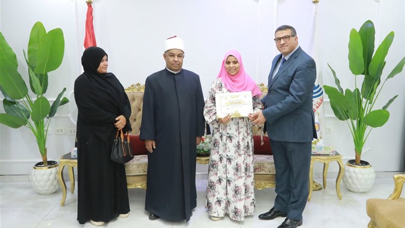 محافظ قنا يكرم أوائل
