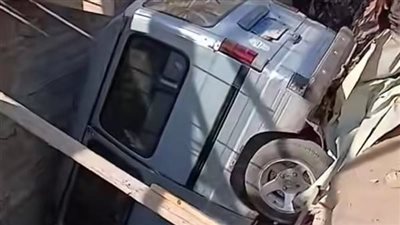 انزلاق سيارة سوزوكي بجوار مبنى تحت الإنشاء في قرية الرملة ببنها.. والأهالي يتدخلون سريعًا