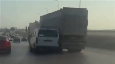 كان بيصور تهور السائق.. فيديو يوثق لحظة اصطدام «تريلا» بسيارة مصورها وميكروباص  