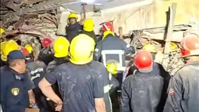 انتشال جثماني رجل وامرأة من تحت انقاض عقار زفتى المنهار بالغربية (فيديو)  
