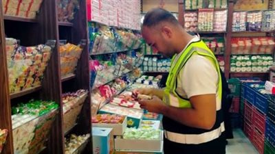 إعدام 200 كيلو مواد خام منتهية الصلاحية في حملات رقابية على مصانع حلوى المولد بالشرقية 