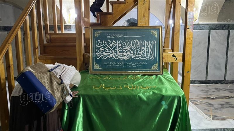 سيدة تتبارك بضريح
