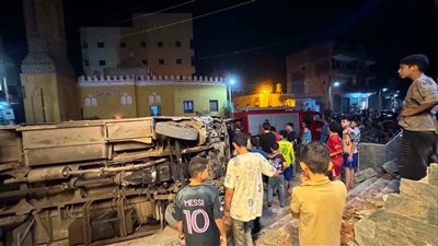 العناية الإلهية تحول دون كارثة، طفل يقود أتوبيسًا ويتسبب في انقلابه بالغربية (فيديو وصور) 