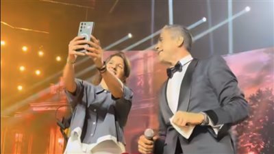 معجبة تقتحم مسرح حفل وائل كفوري في بيروت وردة فعله تخطف القلوب (فيديو)