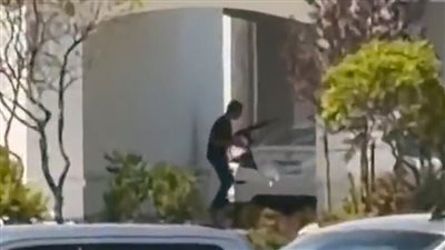 قتلى وجرحى في هجوم مسلح على مطعم أمريكي للوجبات السريعة (فيديو)