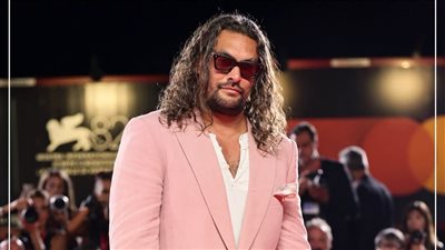 في عيد ميلاده، كيف صنع جيسون موموا مكانته بين كبار نجوم هوليوود؟