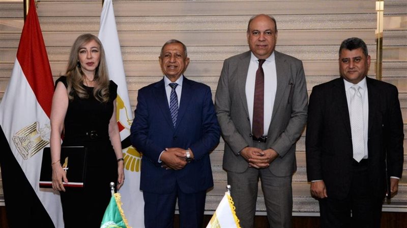 وزير الطيران خلال
