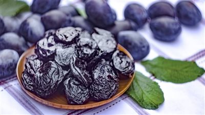 ماذا يحدث لجسمك عند تناول منقوع البرقوق المجفف؟