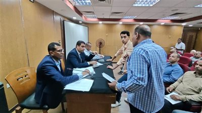 نائب محافظ الأقصر يبحث 40 طلبًا وشكوى بلقاء اليوم المفتوح