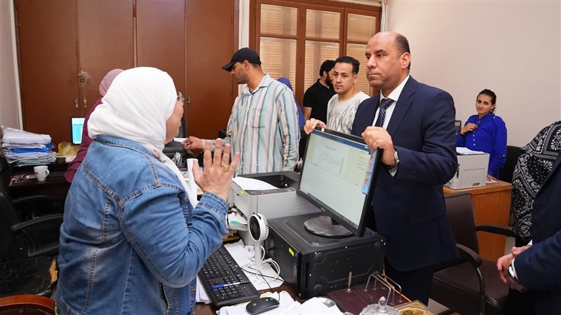 وزير العمل يفاجئ