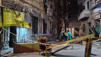 نظرة حسرة والبحث عن أشياء تحت الركام، آخر ما تبقى من عقار الجمرك المنهار بالإسكندرية (صور)