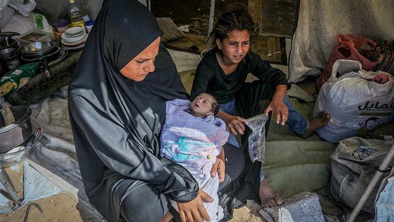 عائلات فلسطينية تقيم