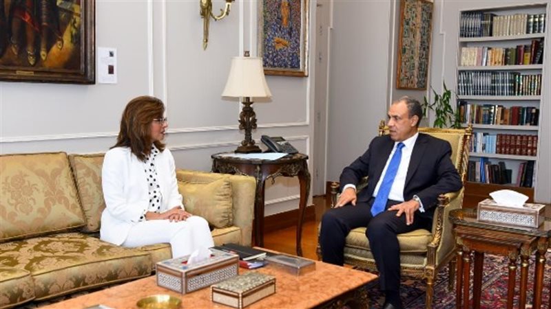 وزير الخارجية مع