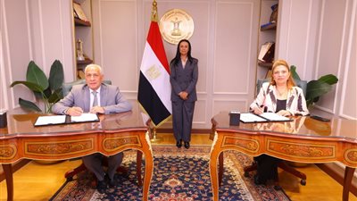توقيع عقود تمويل لمشروعات متناهية الصغر بين صندوق دعم الصناعات الريفية والبيئية و4 جمعيات