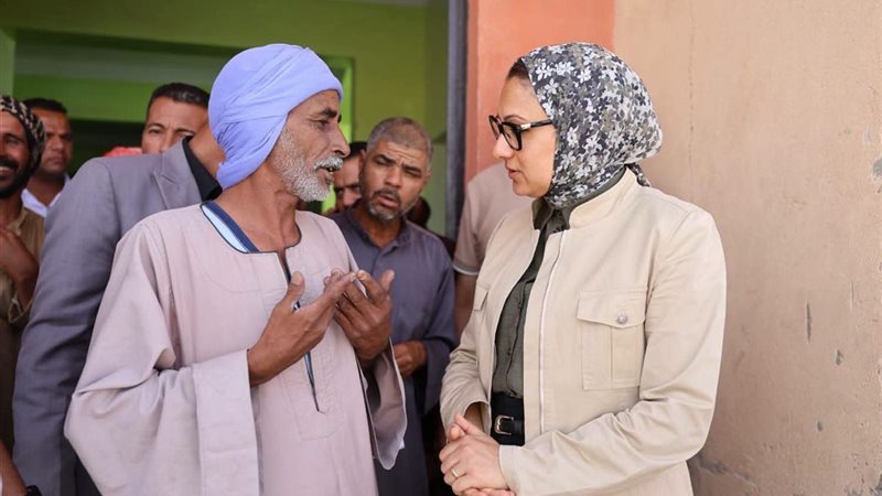 المحافظ مع أحد المواطنين،