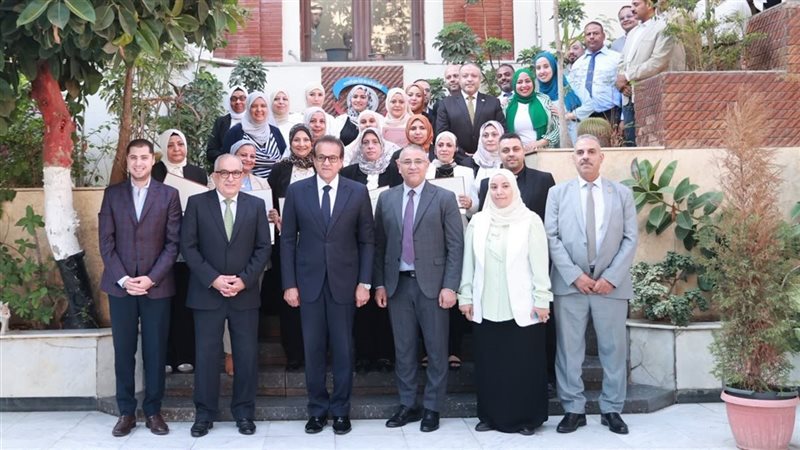 وزير الصحة يكرم فريق