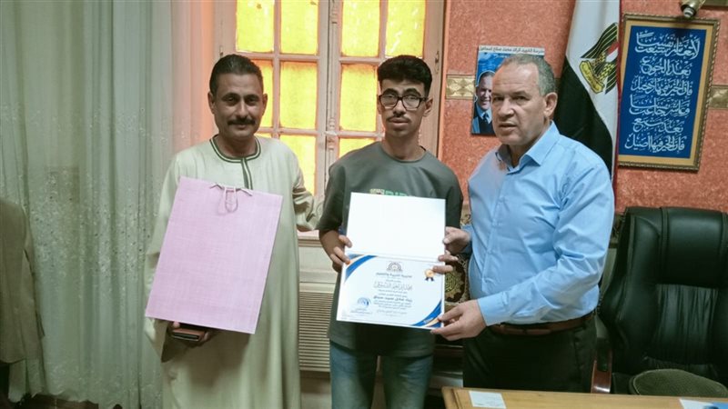 تكريم طالب الدمج،