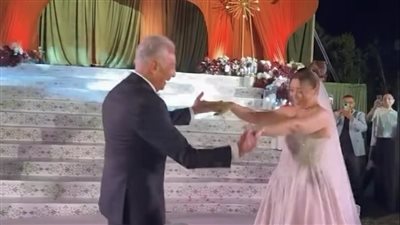 محمود حميدة يرقص مع ابنته في حفل زفافها على أغنية 