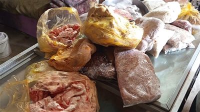 بعد واقعة الصراصير والحشرات، ضبط لحوم فاسدة داخل معمل مطعم شهير في أسوان (صور)