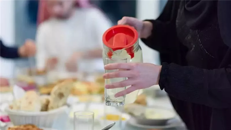 شرب الماء أثناء تناول