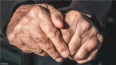 منها الجلوس على الأرض والوقوف على ساق واحدة، الكشف عن 5 عادات تطيل العمر إلى 194 عاما  