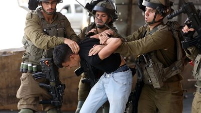 الاحتلال الإسرائيلي يعتقل 10 فلسطينيين من أسرة واحدة في بيت لحم