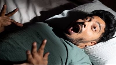 بتحصل وأنت داخل تنام، طبيب يكشف أسباب 